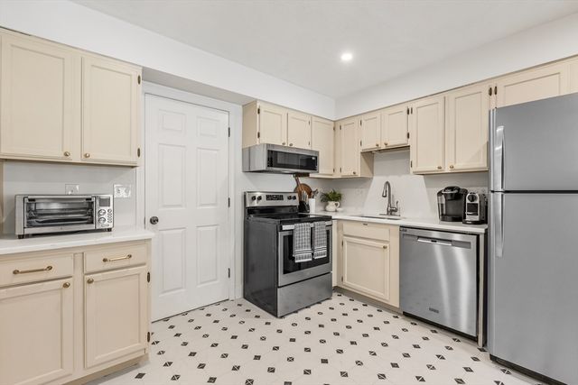 23 Tamarack Ln 23, Peabody, MA 01960