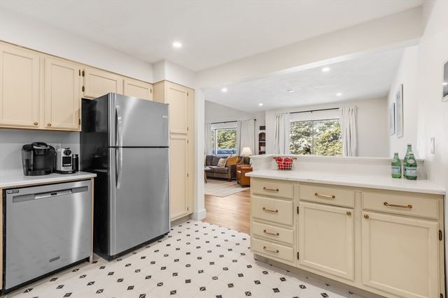 23 Tamarack Ln 23, Peabody, MA 01960