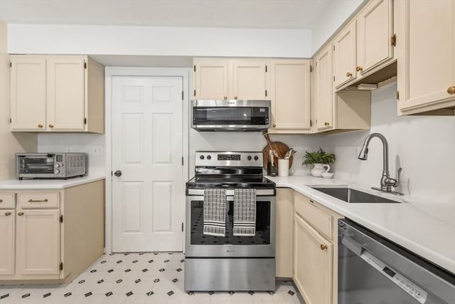 23 Tamarack Ln 23, Peabody, MA 01960