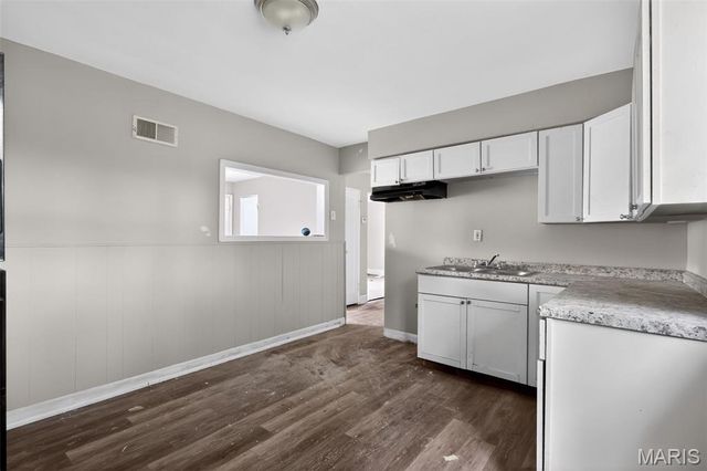 9827 Lorna Lane, St Louis, MO 63136