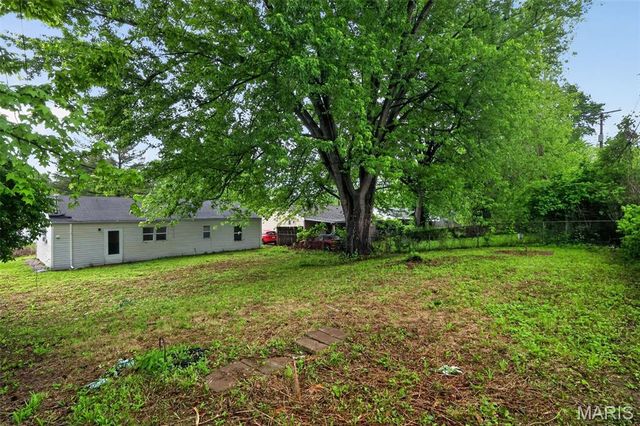 9827 Lorna Lane, St Louis, MO 63136