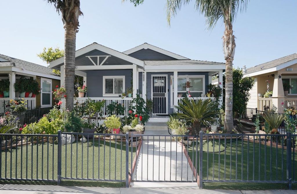 1199 W Cesar Chavez Boulevard, Fresno, CA 93706