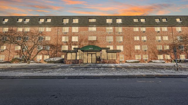 5011 Valley Lane 401, Streamwood, IL 60107