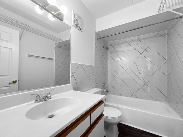 5011 Valley Lane 401, Streamwood, IL 60107