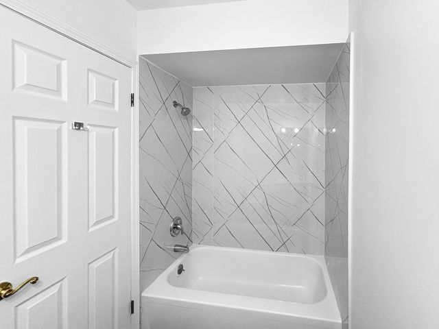 5011 Valley Lane 401, Streamwood, IL 60107