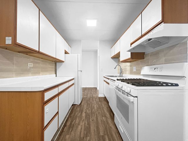 5011 Valley Lane 401, Streamwood, IL 60107