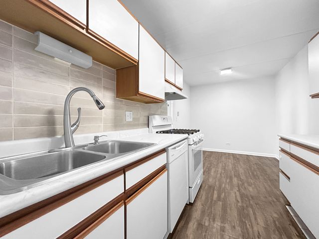 5011 Valley Lane 401, Streamwood, IL 60107