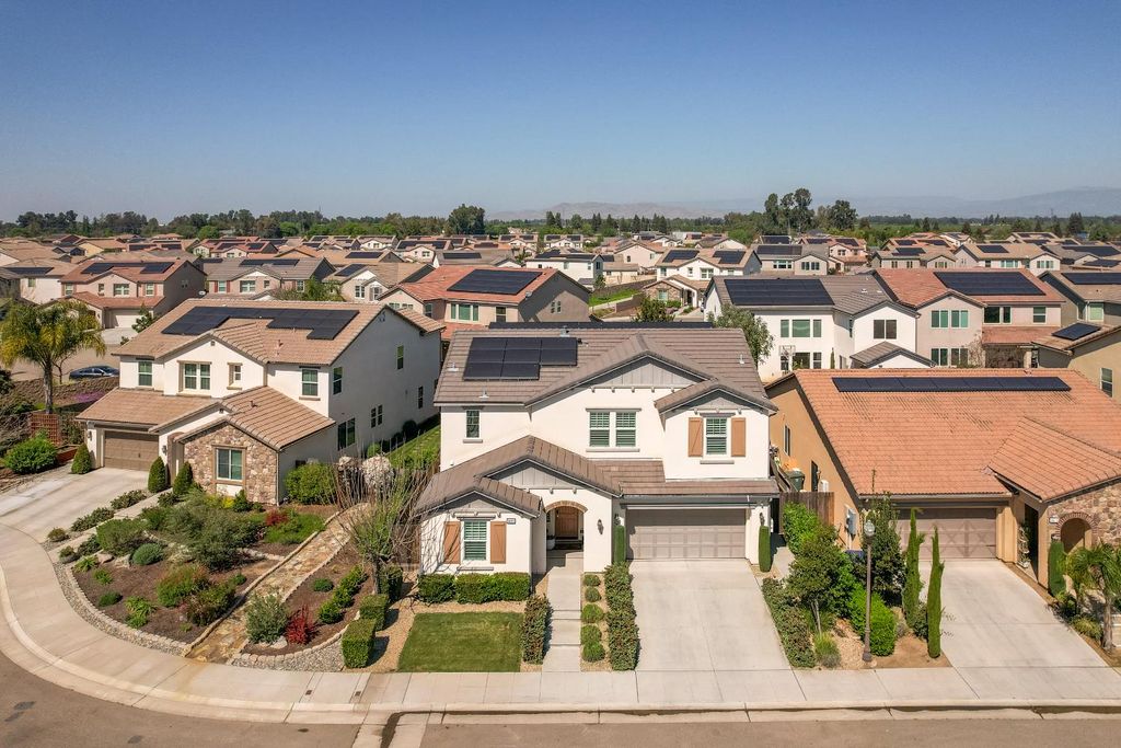 Image 2 of property listing at 3497 Lincoln Avenue, Clovis, CA 93619