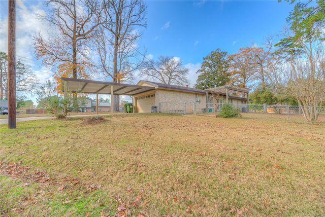 458 E Lake Drive, Livingston, TX 77351