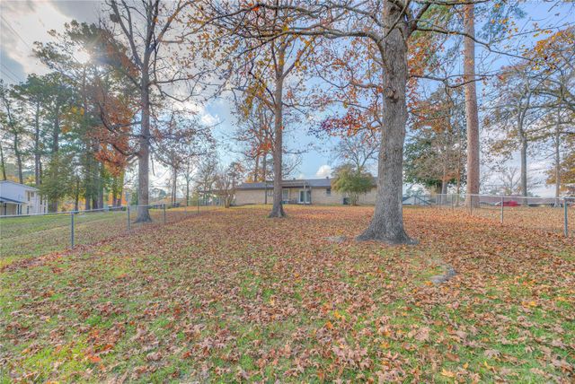 458 E Lake Drive, Livingston, TX 77351