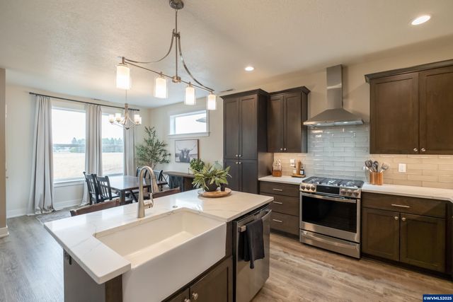 593 NE Evergreen Av, Dallas, OR 97338