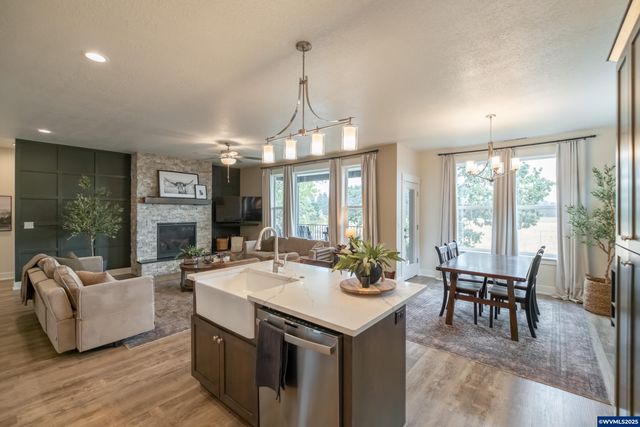 593 NE Evergreen Av, Dallas, OR 97338