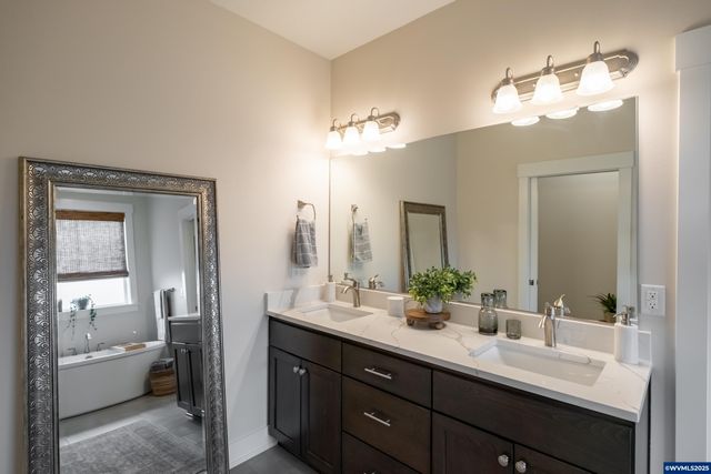 593 NE Evergreen Av, Dallas, OR 97338