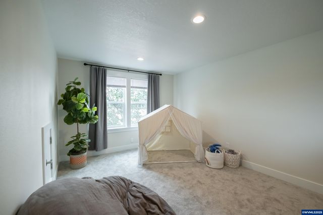 593 NE Evergreen Av, Dallas, OR 97338