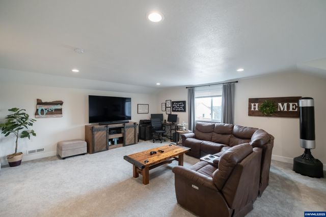 593 NE Evergreen Av, Dallas, OR 97338