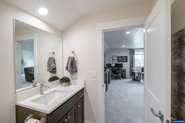 593 NE Evergreen Av, Dallas, OR 97338