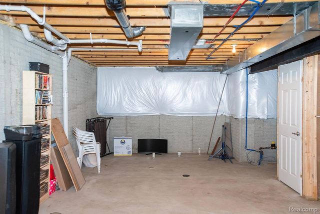 29509 Woodpark Circle, Warren, MI 48092