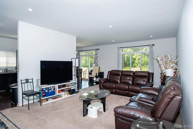 29509 Woodpark Circle, Warren, MI 48092