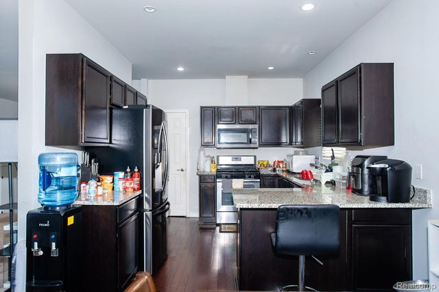 29509 Woodpark Circle, Warren, MI 48092