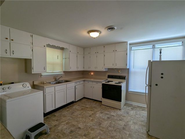 934 3rd Avenue W, Horton, KS 66439