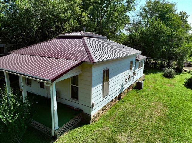 934 3rd Avenue W, Horton, KS 66439