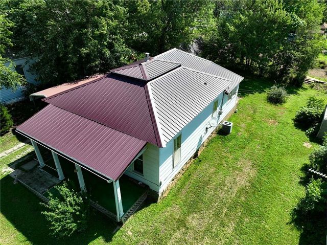 934 3rd Avenue W, Horton, KS 66439