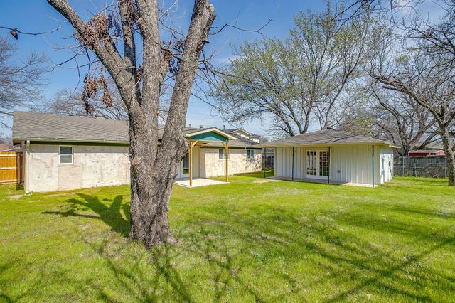 309 Sundown Court, Burleson, TX 76028