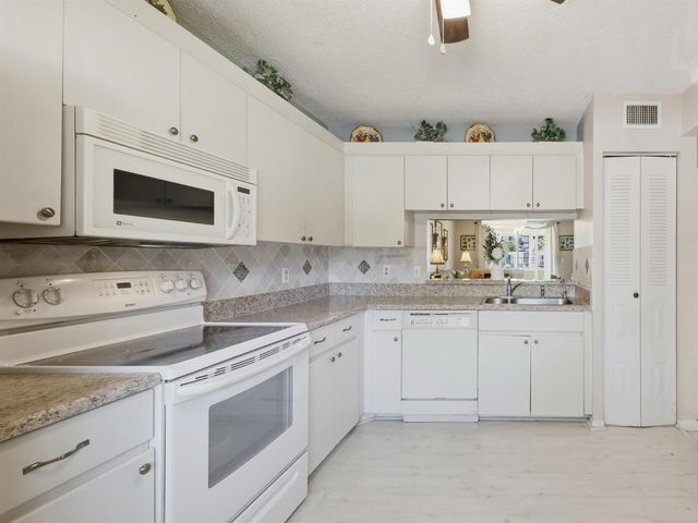 6698 10th Avenue N 106, Lake Worth, FL 33467