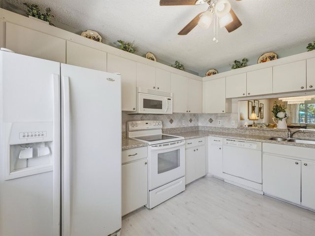 6698 10th Avenue N 106, Lake Worth, FL 33467