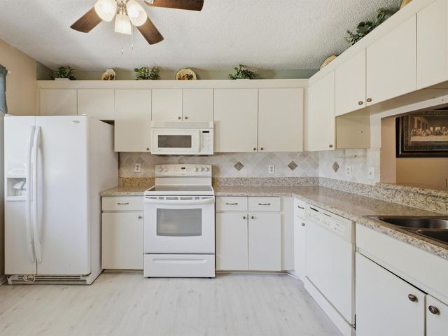 6698 10th Avenue N 106, Lake Worth, FL 33467