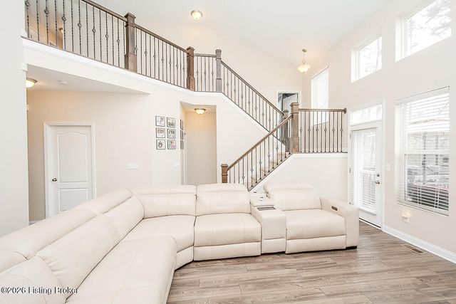 9921 Creek View Estates Dr, Louisville, KY 40291