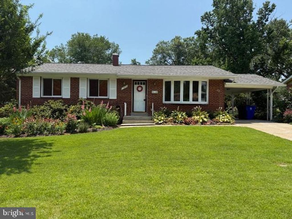 7404 SWEETBRIAR DR, College Park, MD 20740