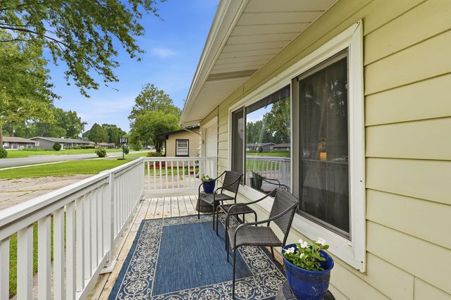 16 Greenbriar Drive, Montgomery, IL 60538