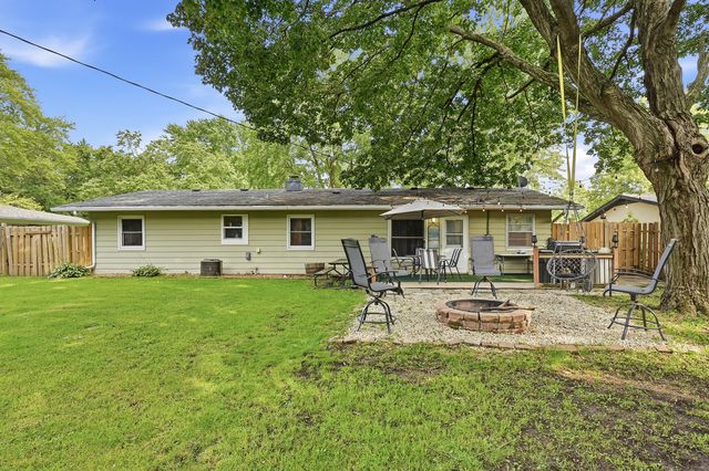 16 Greenbriar Drive, Montgomery, IL 60538