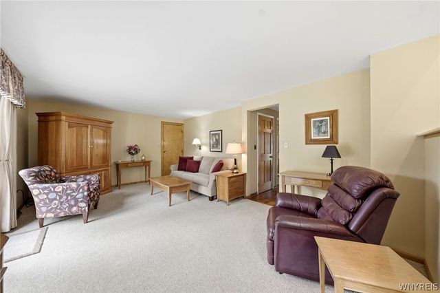418 Woodward Crescent, West Seneca, NY 14224