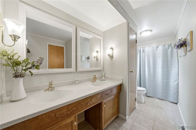 418 Woodward Crescent, West Seneca, NY 14224