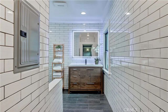 223 N. St. Andrews, Los Angeles, CA 90004