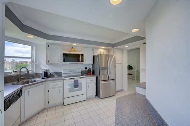 3654 Via Poinciana 502, Lake Worth, FL 33467