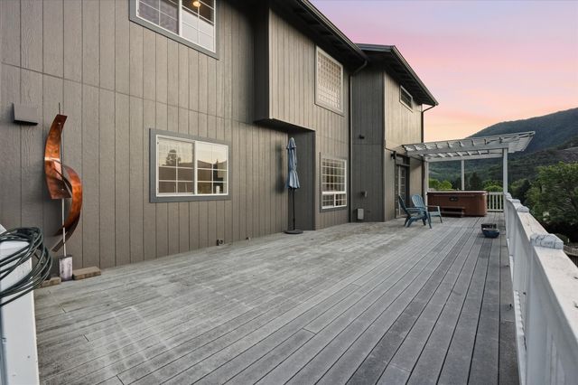 305 Woodville Way, Rogue River, OR 97537