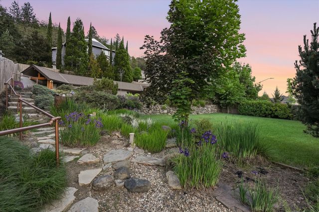 305 Woodville Way, Rogue River, OR 97537
