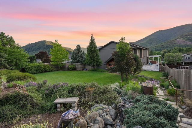 305 Woodville Way, Rogue River, OR 97537