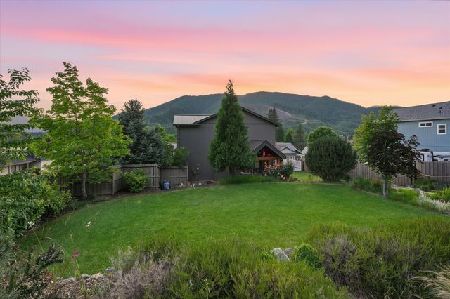 305 Woodville Way, Rogue River, OR 97537