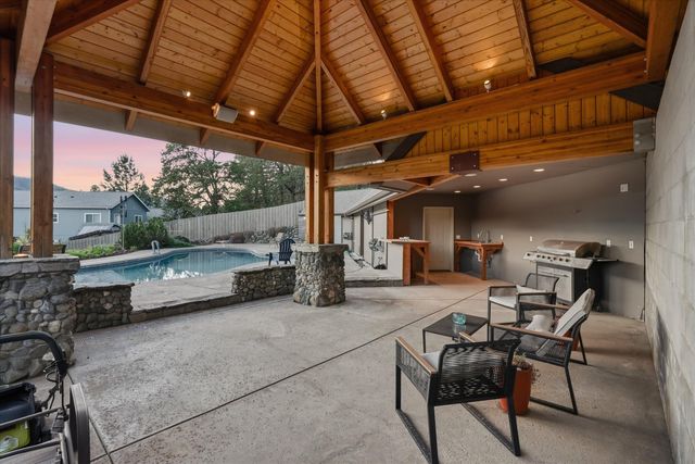 305 Woodville Way, Rogue River, OR 97537
