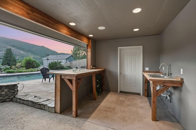 305 Woodville Way, Rogue River, OR 97537