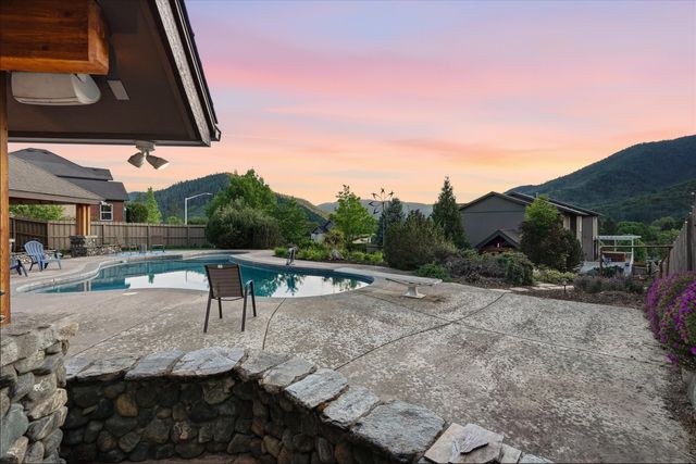 305 Woodville Way, Rogue River, OR 97537