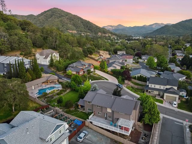 305 Woodville Way, Rogue River, OR 97537