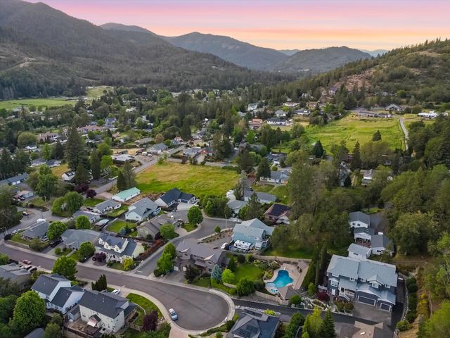 305 Woodville Way, Rogue River, OR 97537