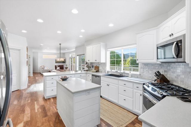 305 Woodville Way, Rogue River, OR 97537