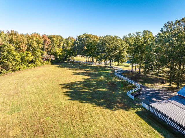 135 Windy City Rd, Jackson, TN 38305