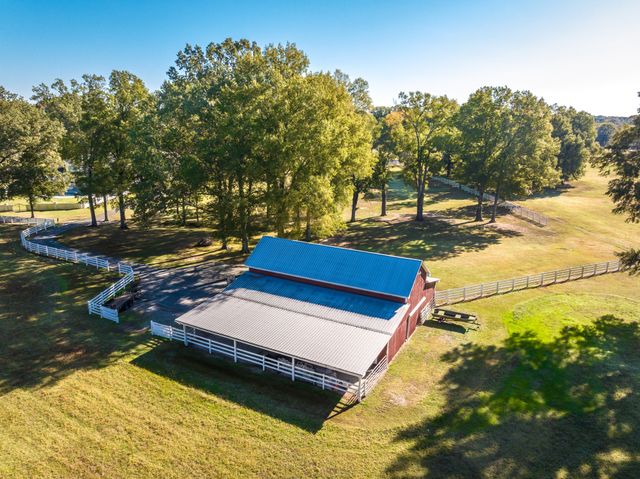 135 Windy City Rd, Jackson, TN 38305